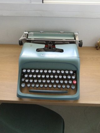 Máquina de escribir Olivetti Studio 44