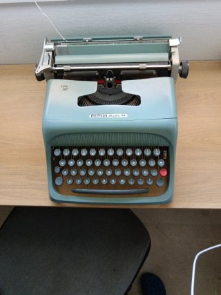 Máquina de escribir Olivetti Studio 44