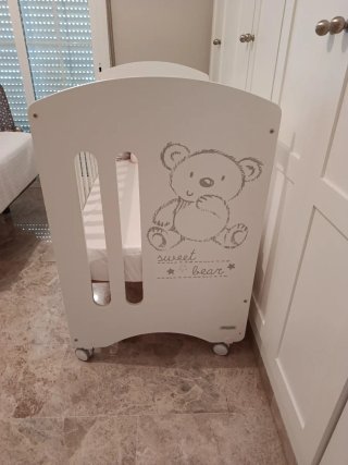 Cuna infantil con osito y estrellas