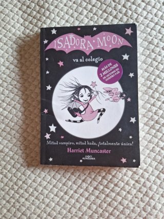 Isadora Moon va al colegio / Isadora Moon Goes ...