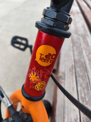 Bicicleta infantil roja y naranja