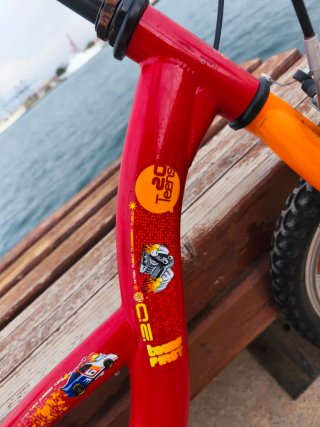 Bicicleta infantil roja y naranja