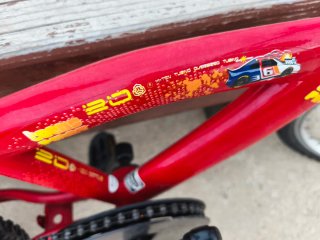 Bicicleta infantil roja y naranja