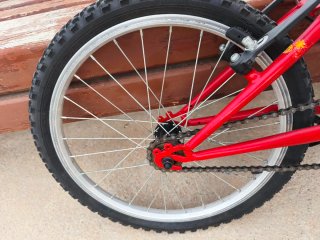 Bicicleta infantil roja y naranja