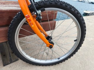 Bicicleta infantil roja y naranja