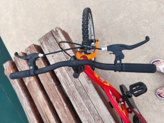Bicicleta infantil roja y naranja