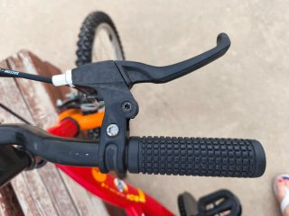 Bicicleta infantil roja y naranja