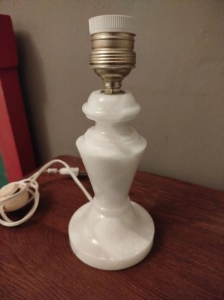 Pie de lámpara vintage mármol blanco y dorado