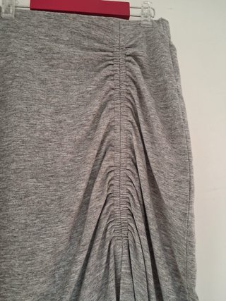Falda gris fruncida