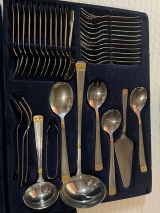 Cubertería de metal dorada y plateada