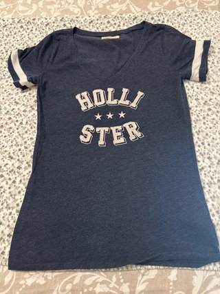 Camiseta Hollister azul con rayas blancas