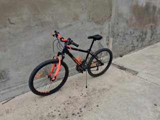 Bicicleta BTWIN Negra y Naranja