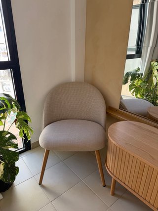 Butaca beige tela y madera