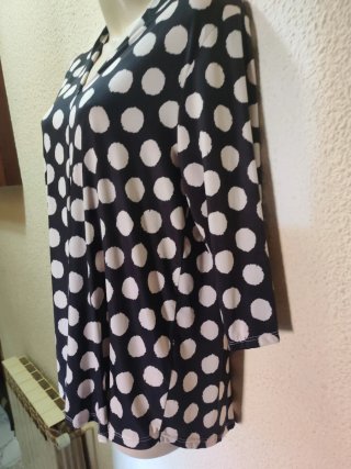 Blusa de lunares negra y blanca