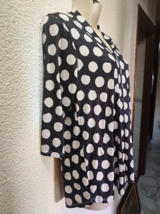Blusa de lunares negra y blanca