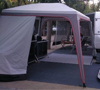 Carpa Quechua camping gris y roja