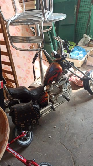 Se vende Motocicleta Cruiser Negra y Roja 120€