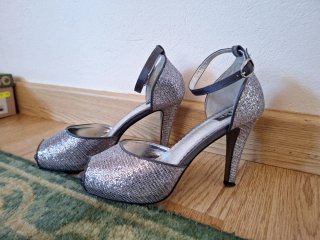 Zapatos de tacón plateados talla 38