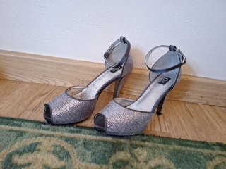 Zapatos de tacón plateados talla 38