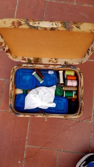 Caja antigua de costura floral