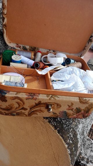 Caja antigua de costura floral