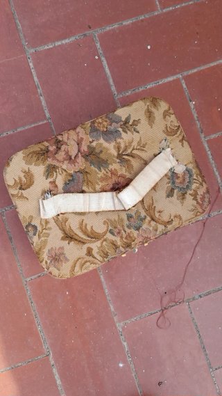 Caja antigua de costura floral
