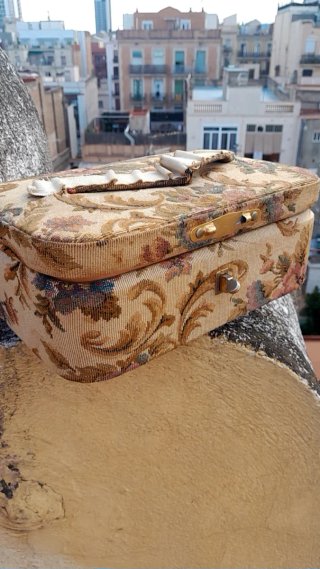 Caja antigua de costura floral