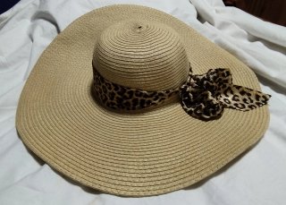 Sombrero de ala ancha con lazo estampado