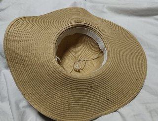 Sombrero de ala ancha con lazo estampado