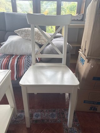 2 Sillas de madera blanca 20€ cada una