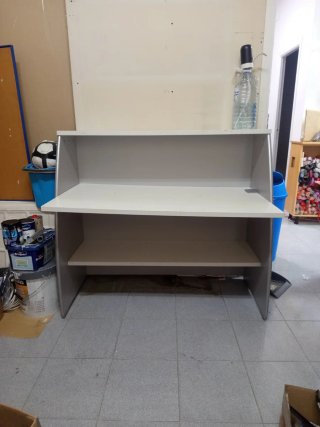 Escritorio de oficina beige y gris