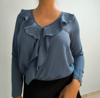 Blusa azul de trabajo con volantes