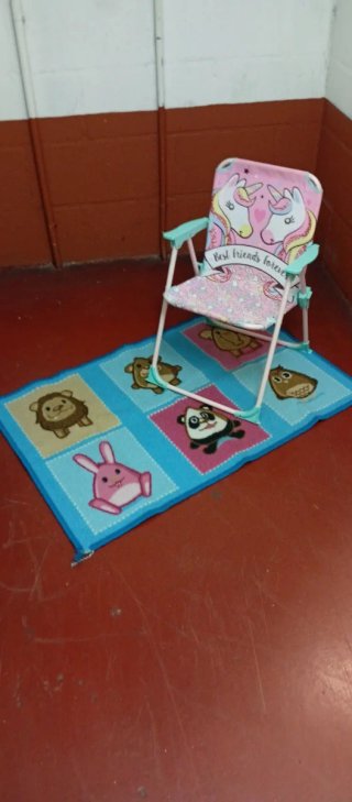 Pizarra infantil caballete con alfombra