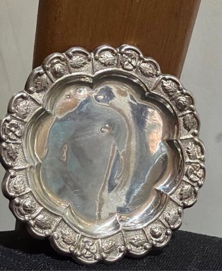 Bandeja pequeña de plata con contraste