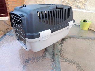 Transportín gris y blanco para mascotas