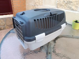 Transportín gris y blanco para mascotas
