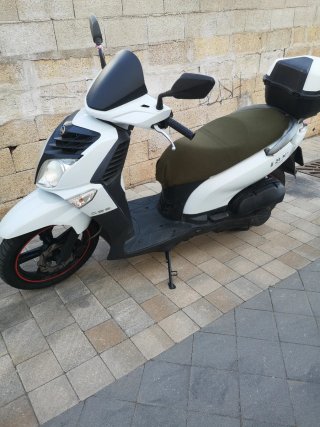 Moto Scooter SYM Blanca