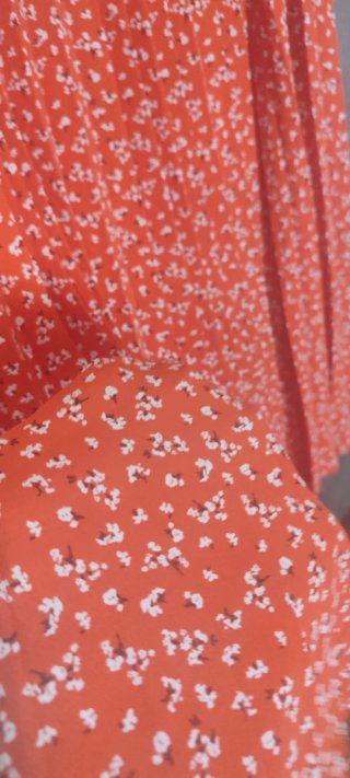 Falda estampada naranja .