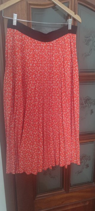 Falda estampada naranja .