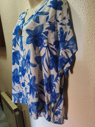 Blusa floral azul y blanca