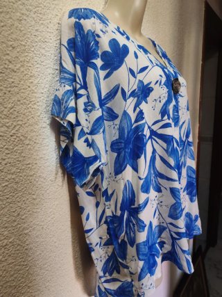 Blusa floral azul y blanca