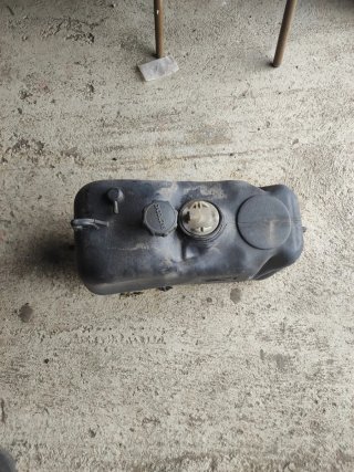 Depósito de combustible negro