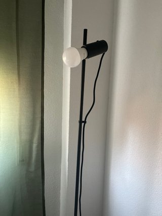 Lámpara de pie moderna negra