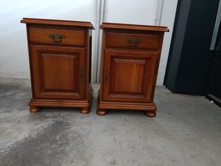 Cabecero de madera con mesitas