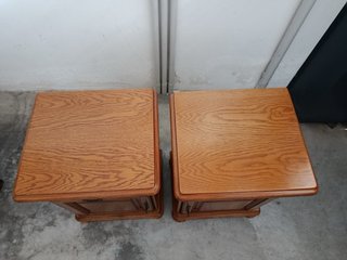 Cabecero de madera con mesitas