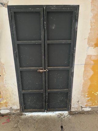 Puerta doble de hierro