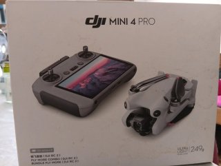 DJI Mini 4 Pro Drone con Fly More Combo