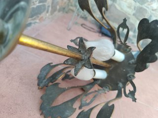 Lámpara de metal dorada y negra