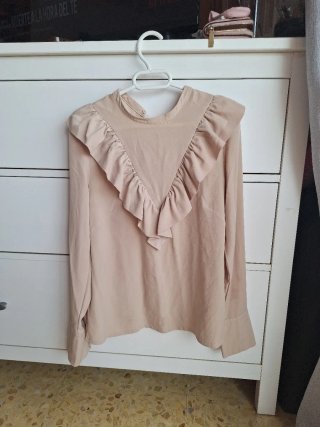 Blusa beige con volantes