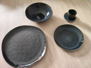 Vajilla cerámica negra y gris